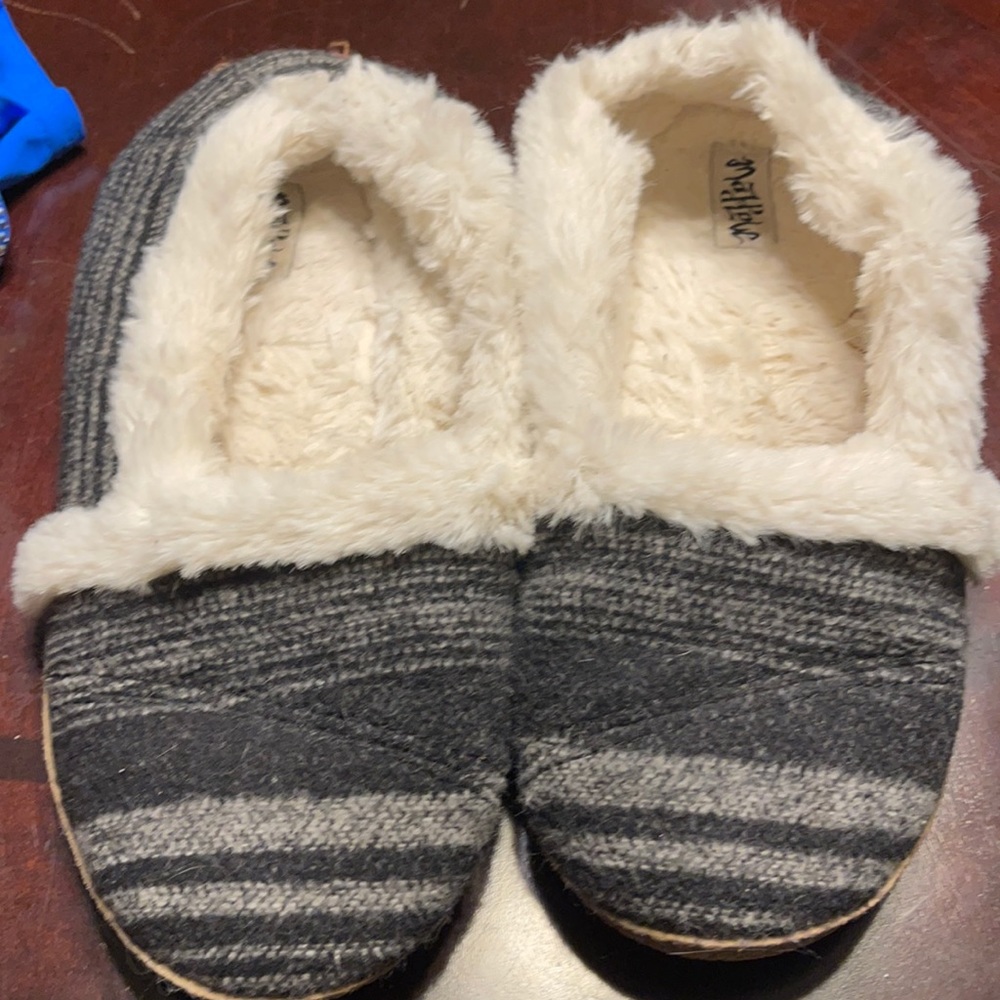 Used/ Well worn slippers/House Shoes size 7/8